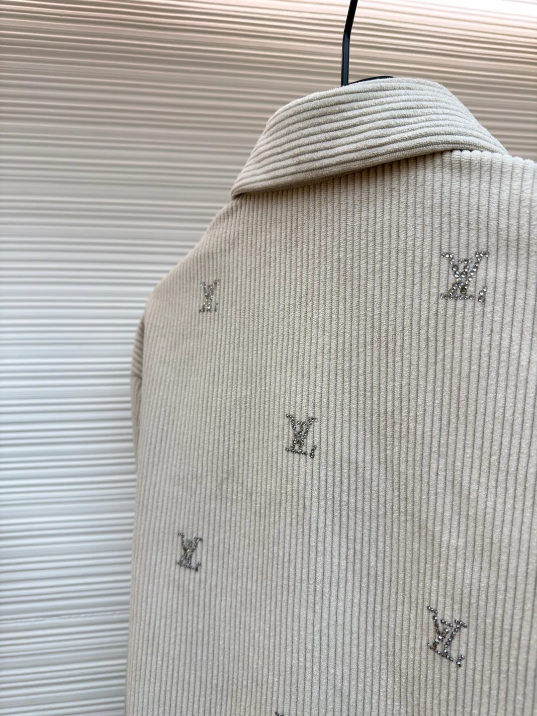 LOUIS VUITTON color corduroy hot-drilled shirt ●Original version: purchased and developed by 18158 ●Item number: 1681096-B05 ●Fabric: corduroy fabric ●Technology: hot-drilled production ●Version: fitted version ●Weight: about 605 grams ●Size: S-M-L-XL ●Description: The original version was purchased and developed. The fabric is made of 260g plain weave fine corduroy, and imported cotton is custom-woven and dyed 95 cotton 5 nylon. This model uses a German machine edge and overlock sewing machine, and adopts a front snap fastening design. After the fabric density is in place, it has a full drape. The entire garment uses high-quality imported Australian diamonds, which sparkle when reflected. Each piece of artificial hot-drilling is hot-pressed twice separately to make it firmly adhere to the surface. It is extremely troublesome to open the mold for hardware accessories buttons. The overall wiring is straight and delicate, the fabric is comfortable and soft, and the color is consistent without color difference. It can be matched with the same style to create a fashionable look and control various occasions. Customized accessories, complete with three standards, same style for men and women!